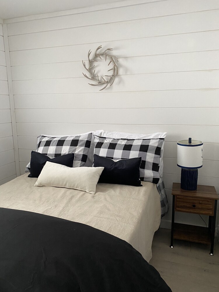 Waterfront cottage on Redstone Lake Dysart et al Vrbo