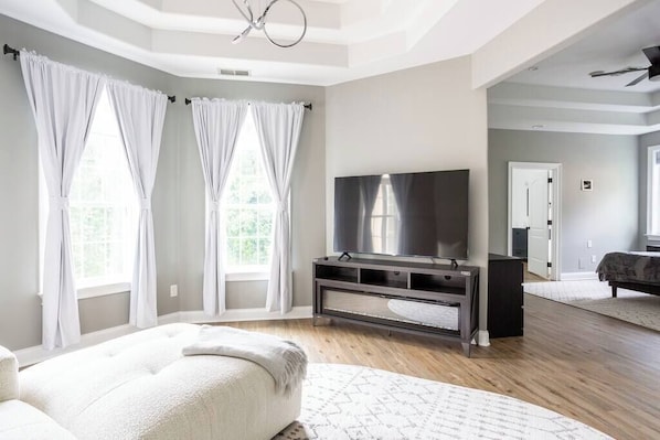 6 bedrooms, desk, iron/ironing board, WiFi