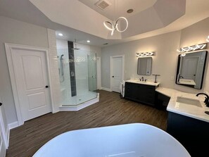 Douche, sèche-cheveux, serviettes fournies