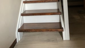 A staircase with wooden steps and white walls. - LA GHIANDA APPARTAMENTO CON TERRAZZO ANIMALI AMMESSI (Cossogno)