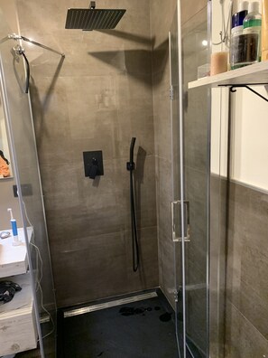 Douche, sèche-cheveux, bidet, serviettes fournies