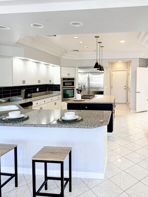 Fridge, microwave, oven, stovetop - Minutes from Strip, Lakeview with "Beach" access, Canoe and Clubhouse (Las Vegas)