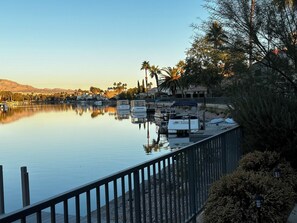 Marina - Minutes from Strip, Lakeview with "Beach" access, Canoe and Clubhouse (Las Vegas)