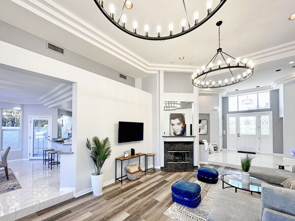 Smart TV, fireplace - Minutes from Strip, Lakeview with "Beach" access, Canoe and Clubhouse (Las Vegas)