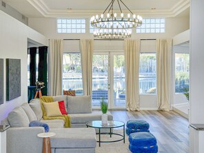 Interior - Minutes from Strip, Lakeview with "Beach" access, Canoe and Clubhouse (Las Vegas)