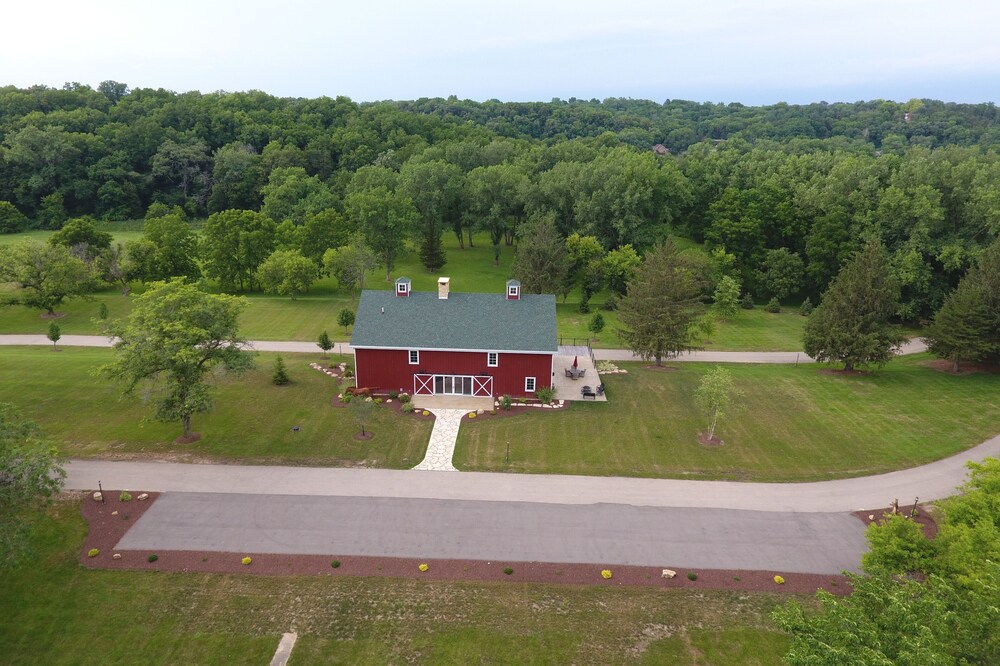 Annabel Lee Barn ~ A Getaway of Warmth & Charm!