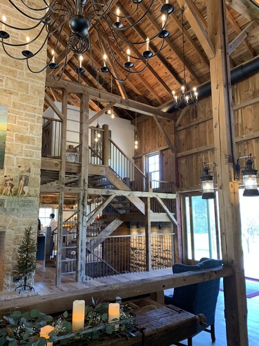 Annabel Lee Barn ~ A Getaway of Warmth & Charm!