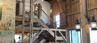 Annabel Lee Barn ~ A Getaway of Warmth & Charm!