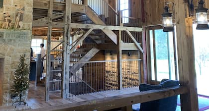 Annabel Lee Barn ~ A Getaway of Warmth & Charm!