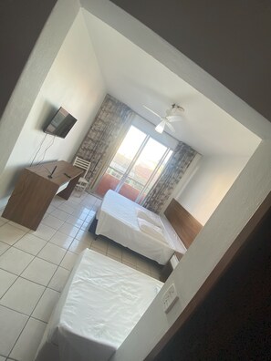 Premium bedding, desk, laptop workspace, free WiFi - Hotel Monte Líbano (Laguna)