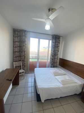 Ropa de cama de alta calidad y escritorio 