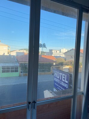 أغطية فراش متميزة ومكتب ومساحة عمل للكمبيوتر المحمول وواي فاي مجانًا