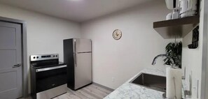 Jääkaappi, mikroaaltouuni, uuni, liesi