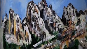 Un tableau représentant un paysage montagneux sous un ciel dégagé.