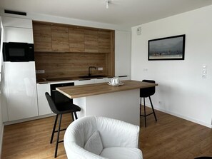 Fridge, microwave, oven, stovetop - Arradon Golfe du Morbihan apartment 2 Rooms Terrace. (Arradon)
