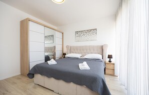 4 slaapkamers, een strijkplank/strijkijzer, reisbedje, gratis wifi