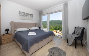 4 عدّة غر ف نوم ومكواة/لوح كي وسرير سفر وواي فاي مجانًا