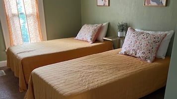 3 habitaciones, tabla de planchar con plancha, wifi y ropa de cama