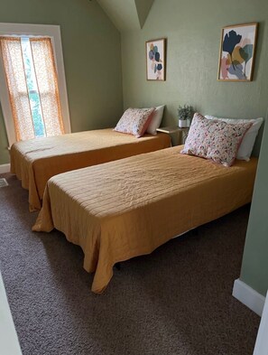 3 habitaciones, tabla de planchar con plancha, wifi y ropa de cama 