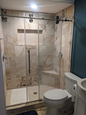 Dusche, Handtücher, Seife, Shampoo