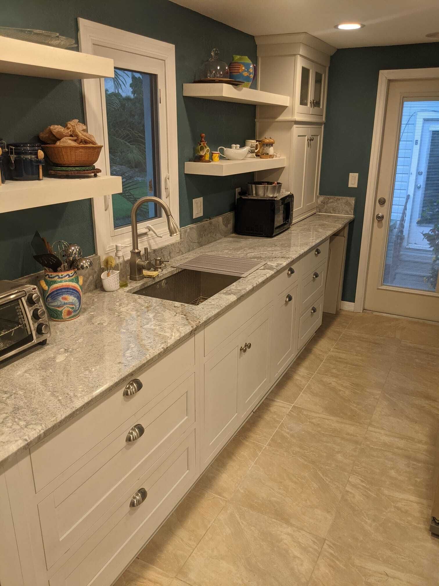 Kylskåp, mikrovågsugn, ugn och spishäll