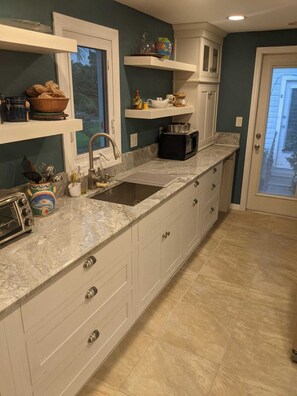 Réfrigérateur, four à micro-ondes, un four, surface de cuisson