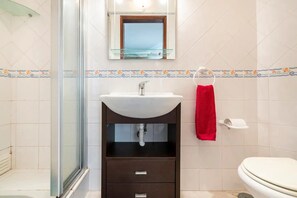 Douche, sĂšche-cheveux, bidet