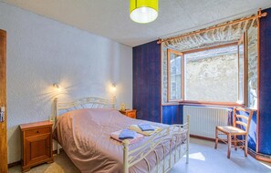 2 bedrooms, bed sheets