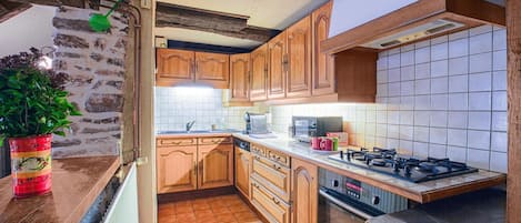 Fridge, oven, stovetop, dishwasher