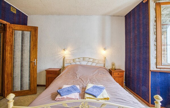 2 bedrooms, bed sheets