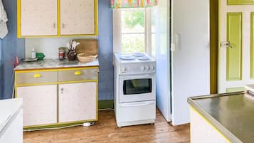 Kühlschrank, Herdplatte, Wasserkocher mit Kaffee-/Teezubehör