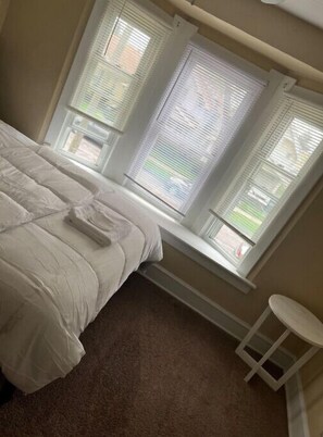 4 habitaciones, tabla de planchar con plancha, wifi y ropa de cama 