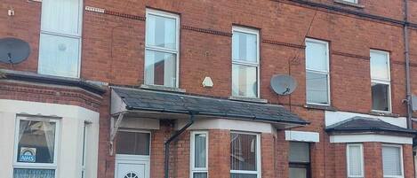 Vista frontal de la propiedad