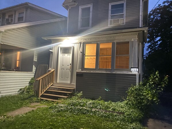 Exterior detail - Double Houses Accommodates 18 with Free Off-Street Parking - USA (Niagara Falls)