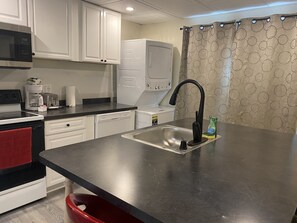 冷蔵庫、電子レンジ、オーブン、コンロ