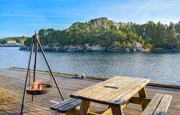 Outdoor dining - Lovely home in Håvik with WiFi (Håvik)