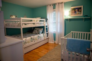 4 bedrooms, desk, iron/ironing board, free WiFi - Oasis in the middle of town for large groups with pool and 2 Master bedrooms. (Wilmington)