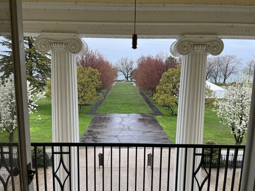 7 GUEST ROOMS  -  SUNCLIFF FAMILY SUITE ON LAKE ERIE!!
Football & Family Fun!