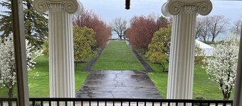 7 GUEST ROOMS  -  SUNCLIFF FAMILY SUITE ON LAKE ERIE!!
Football & Family Fun!