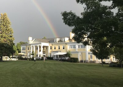 7 GUEST ROOMS  -  SUNCLIFF FAMILY SUITE ON LAKE ERIE!!
Football & Family Fun!