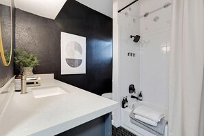 Douche, baignoire à jets, sèche-cheveux, bidet