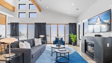 Luxury Apartment | 1 bedroom, iron/ironing board, bed sheets