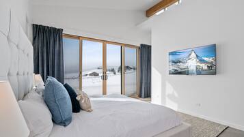 Luxury Apartment | 1 bedroom, iron/ironing board, bed sheets