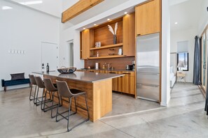 Luxury-Apartment | Eigene Küche | Großer Kühlschrank, Mikrowelle, Herdplatte, Geschirrspüler