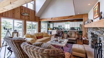 Smart TV, fireplace, stereo