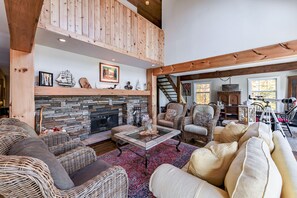 Smart TV, chimenea y estéreo 