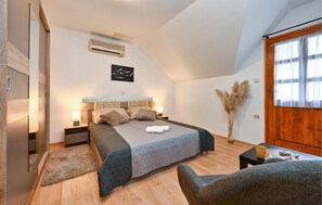 2 bedrooms, iron/ironing board, travel crib, free WiFi - 2 bedroom beautiful home in Beslinec (Beslinec)