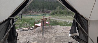 Spring Serenity Yurt, glamping just 2 miles from Quinn's Hot Springs Resort!