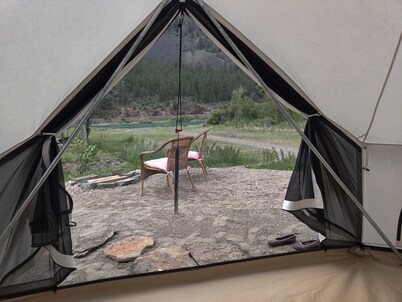 Spring Serenity Yurt, glamping just 2 miles from Quinn's Hot Springs Resort!