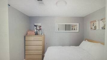 3 bedrooms, iron/ironing board, WiFi, bed sheets